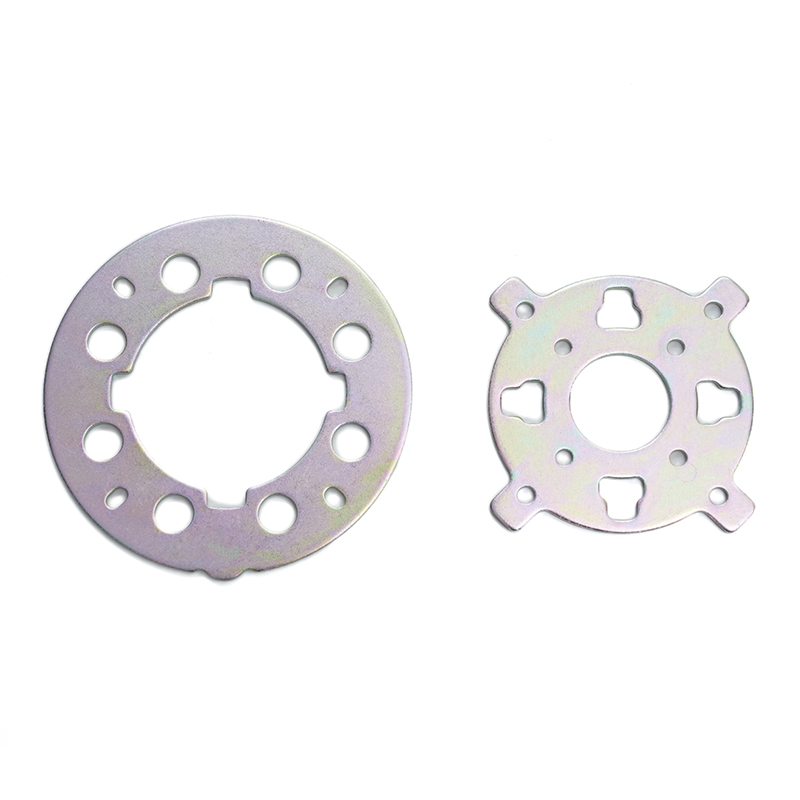 Dans quelles parties du véhicule sont-elles des brides en acier automobile principalement utilisées?