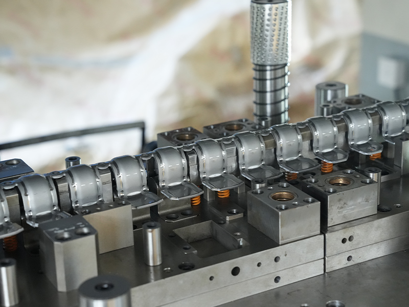 Que se passe-t-il à l'intérieur d'une usine pour fabriquer des pièces d'estampage en métal?