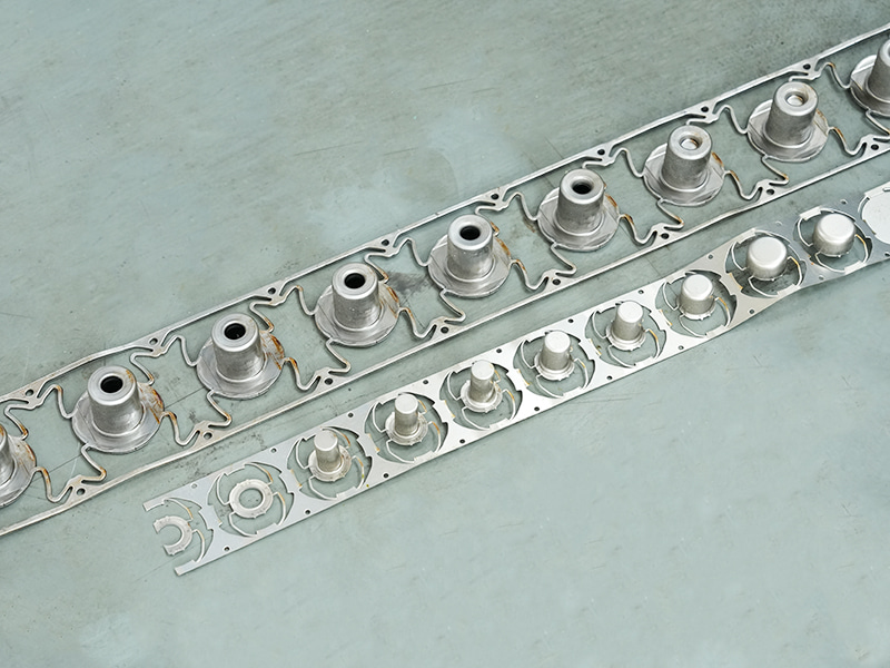 Bande de matériau et moule