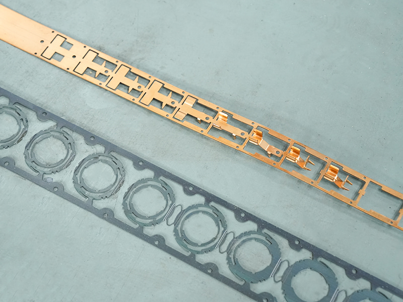 Bande de matériau et moule