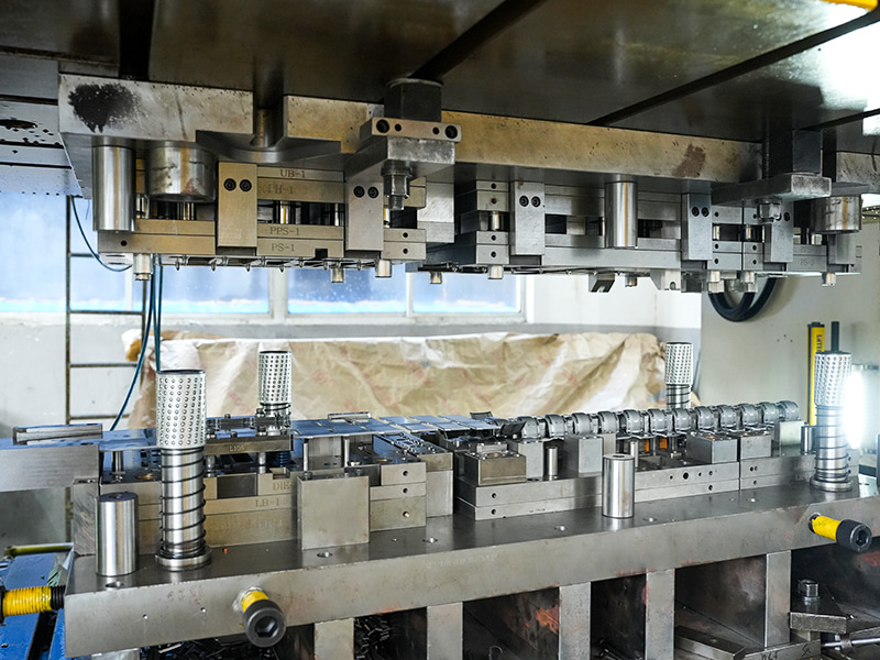 Bande de matériau et moule