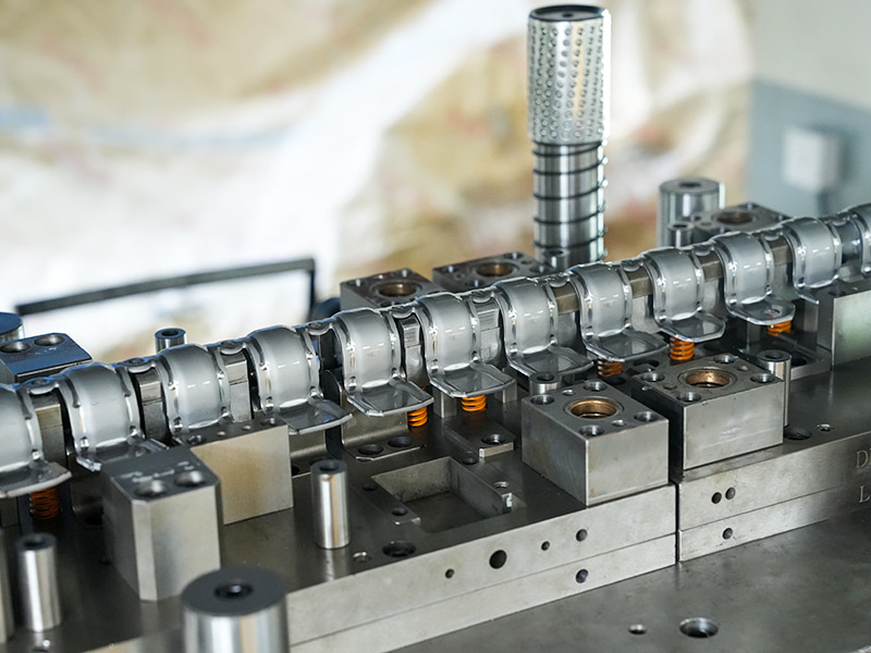 Bande de matériau et moule