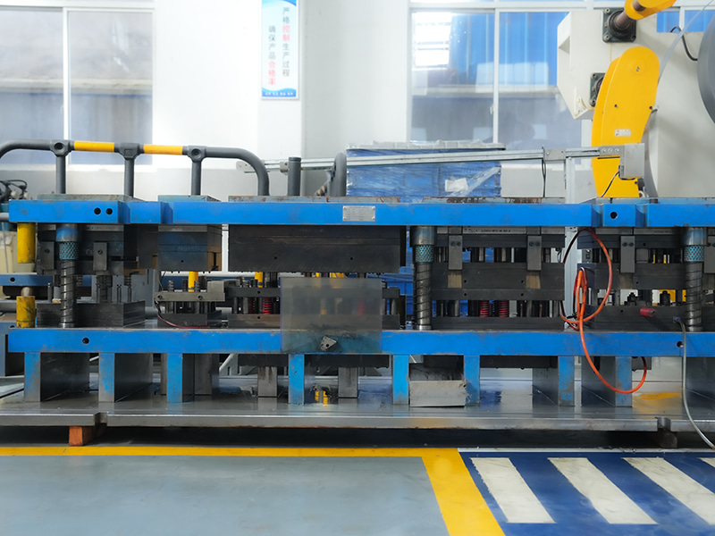 Bande de matériau et moule