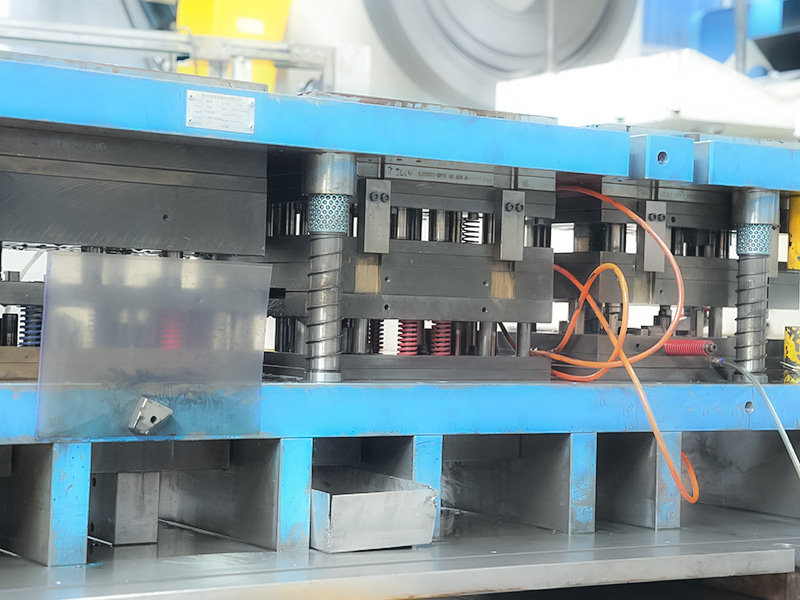 Bande de matériau et moule